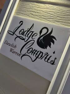 lodge compris sign